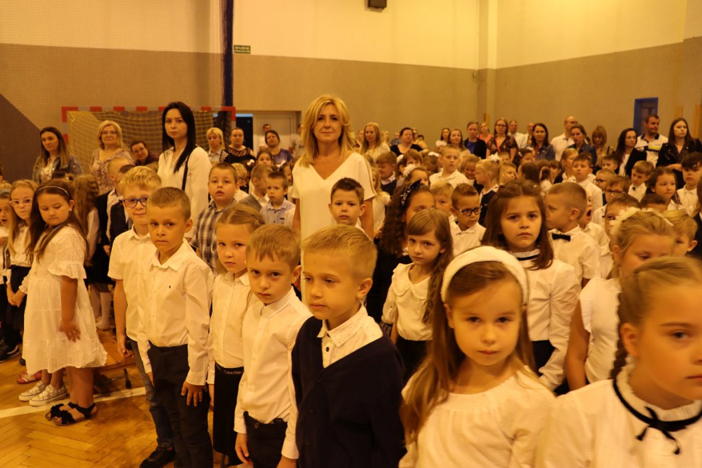 Rozpoczęcie roku szkolnego w SP nr 10 [01.09.2022] - zdjęcie #26 - eOstroleka.pl