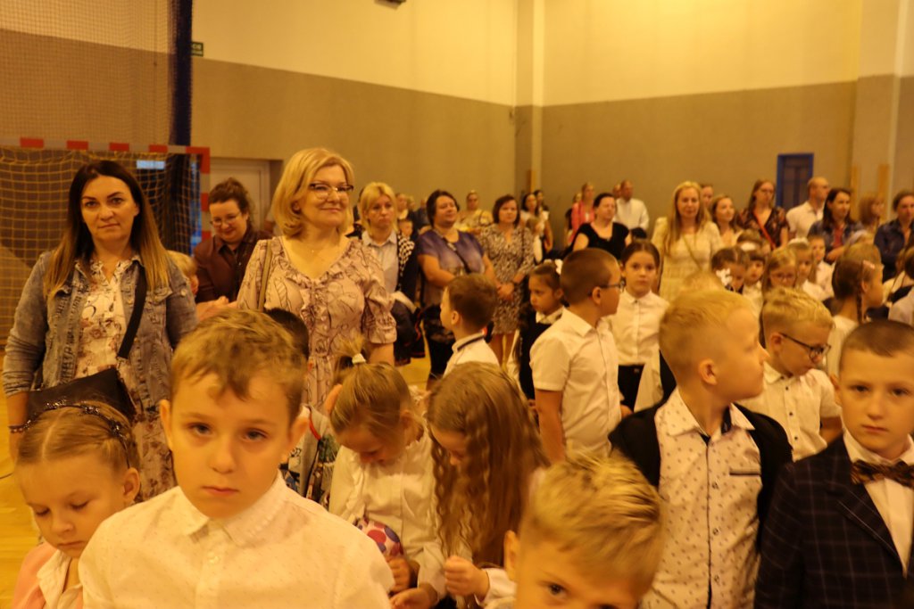 Rozpoczęcie roku szkolnego w SP nr 10 [01.09.2022] - zdjęcie #28 - eOstroleka.pl