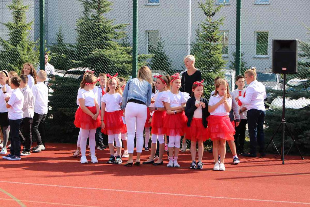 Rozpoczęcie roku szkolnego w SP 5 [01.09.2022] - zdjęcie #136 - eOstroleka.pl