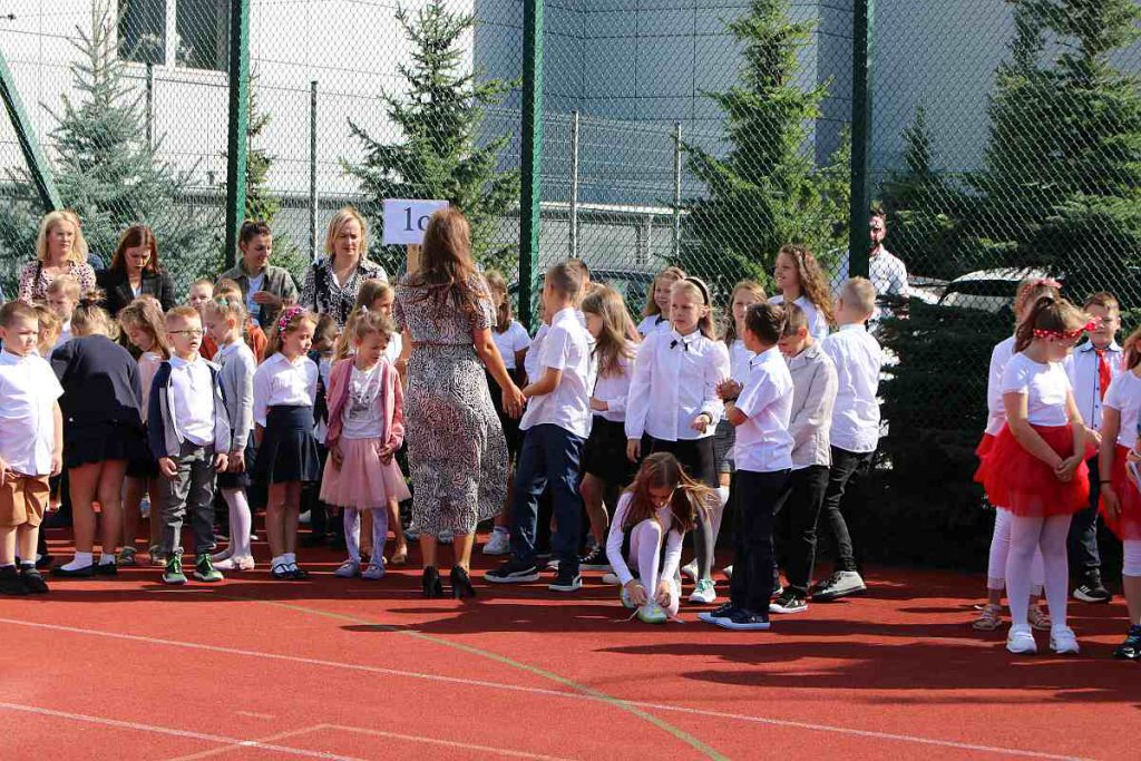 Rozpoczęcie roku szkolnego w SP 5 [01.09.2022] - zdjęcie #135 - eOstroleka.pl