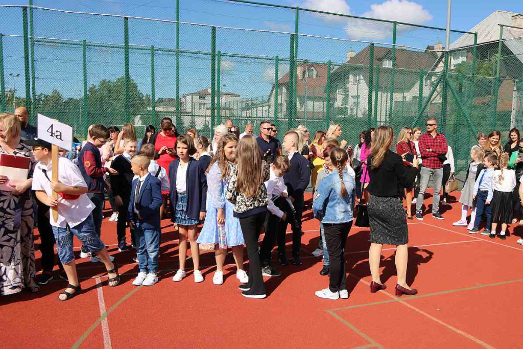 Rozpoczęcie roku szkolnego w SP 5 [01.09.2022] - zdjęcie #132 - eOstroleka.pl