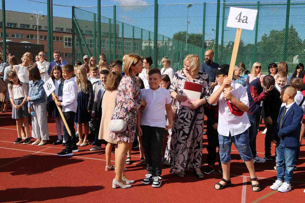 Rozpoczęcie roku szkolnego w SP 5 [01.09.2022] - zdjęcie #131 - eOstroleka.pl