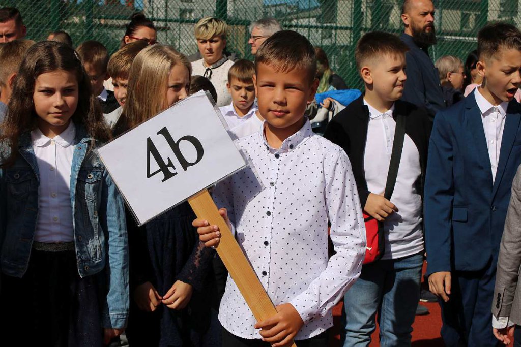 Rozpoczęcie roku szkolnego w SP 5 [01.09.2022] - zdjęcie #130 - eOstroleka.pl