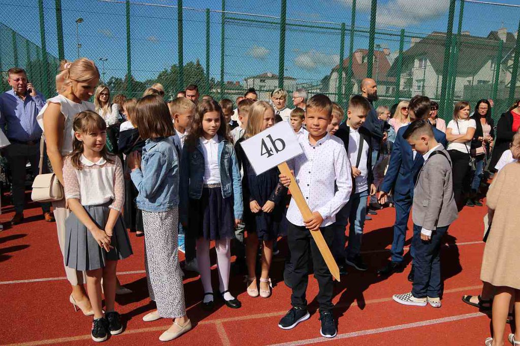 Rozpoczęcie roku szkolnego w SP 5 [01.09.2022] - zdjęcie #129 - eOstroleka.pl