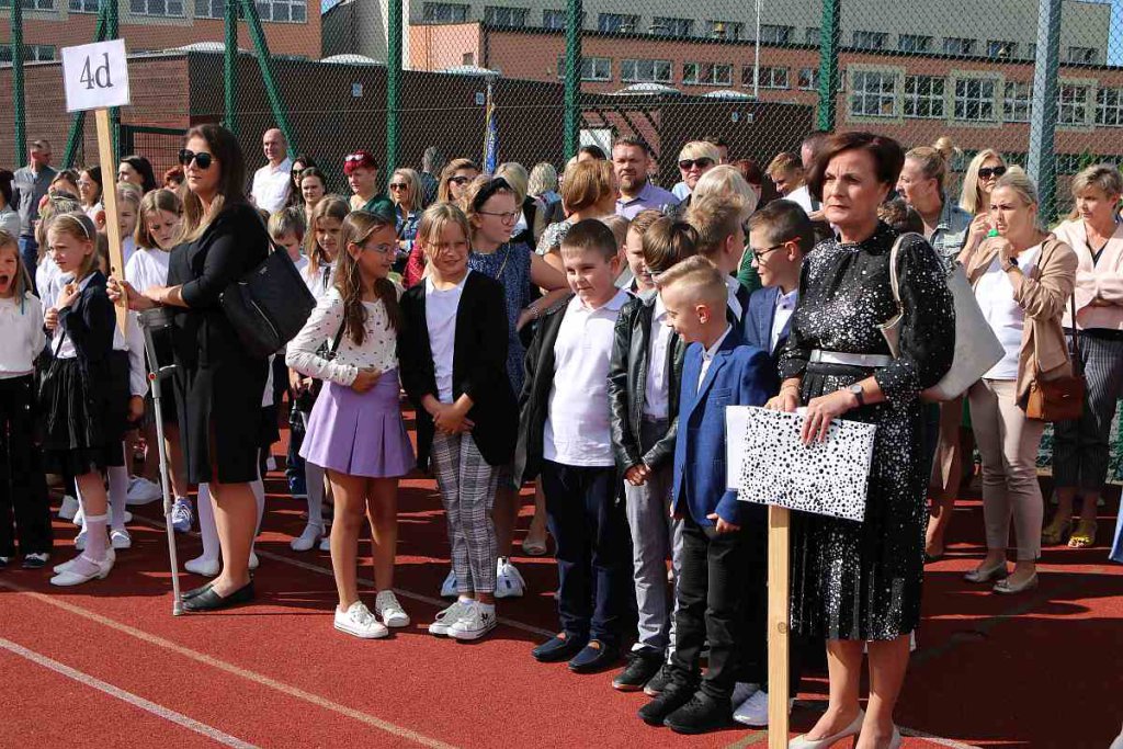 Rozpoczęcie roku szkolnego w SP 5 [01.09.2022] - zdjęcie #126 - eOstroleka.pl