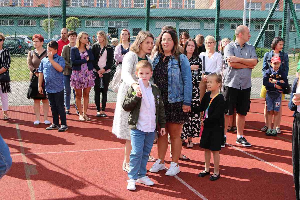 Rozpoczęcie roku szkolnego w SP 5 [01.09.2022] - zdjęcie #119 - eOstroleka.pl