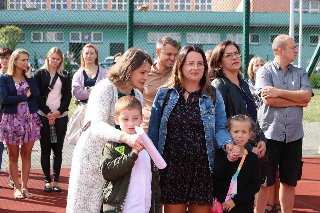 Rozpoczęcie roku szkolnego w SP 5 [01.09.2022] - zdjęcie #118 - eOstroleka.pl