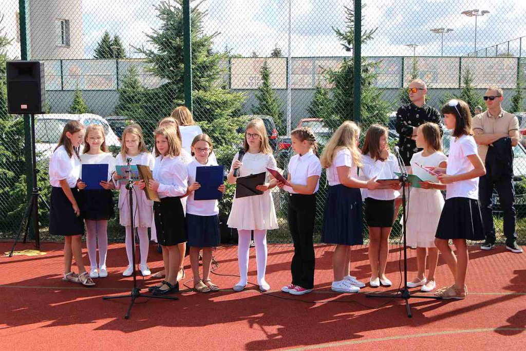 Rozpoczęcie roku szkolnego w SP 5 [01.09.2022] - zdjęcie #116 - eOstroleka.pl