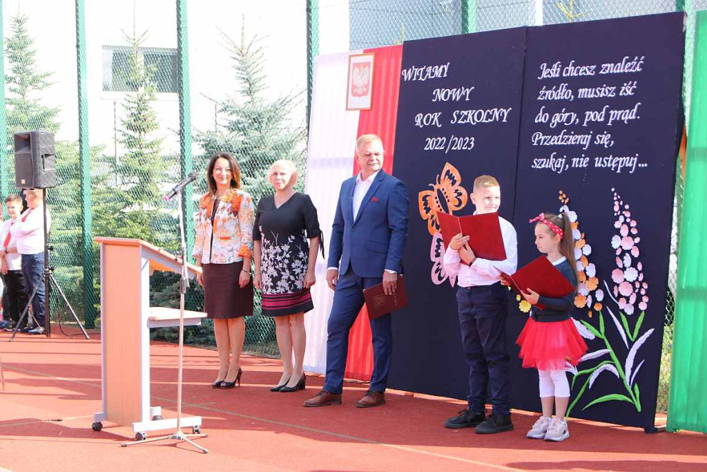 Rozpoczęcie roku szkolnego w SP 5 [01.09.2022] - zdjęcie #115 - eOstroleka.pl