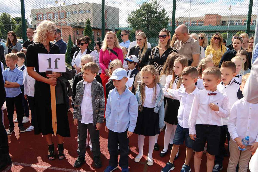 Rozpoczęcie roku szkolnego w SP 5 [01.09.2022] - zdjęcie #114 - eOstroleka.pl