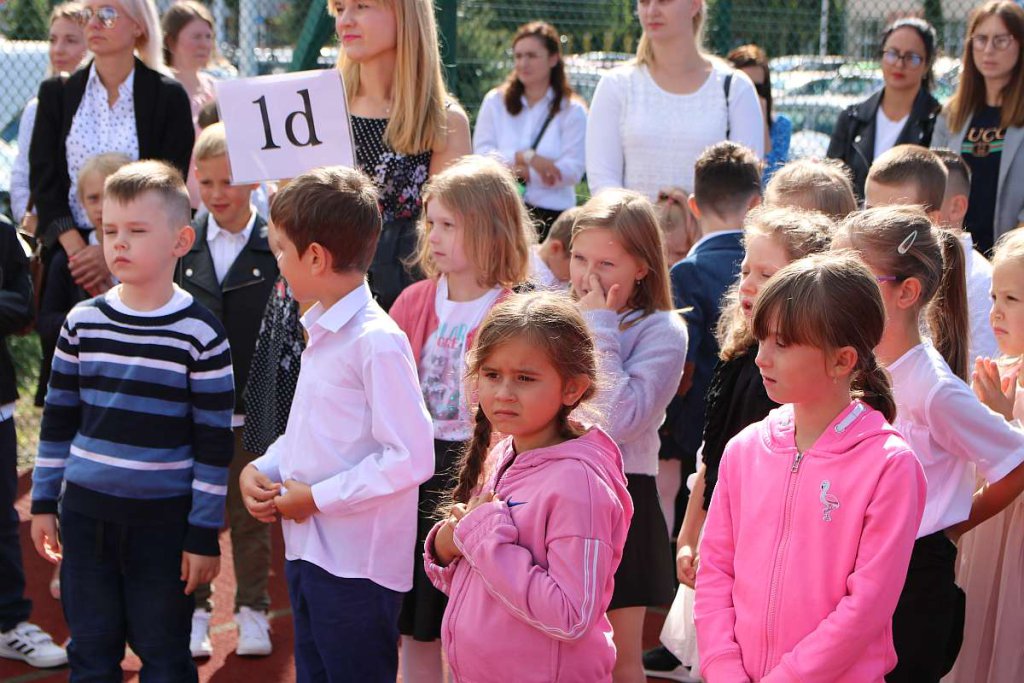 Rozpoczęcie roku szkolnego w SP 5 [01.09.2022] - zdjęcie #113 - eOstroleka.pl