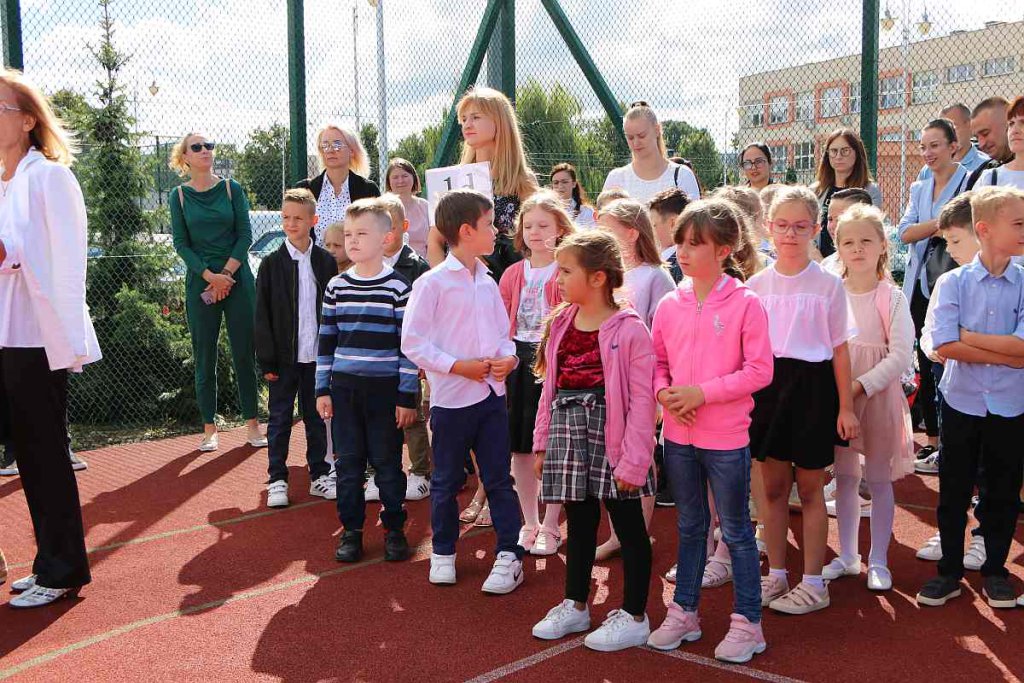 Rozpoczęcie roku szkolnego w SP 5 [01.09.2022] - zdjęcie #106 - eOstroleka.pl