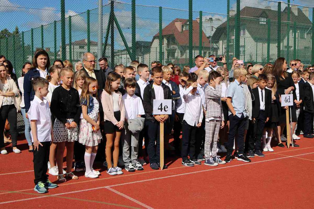 Rozpoczęcie roku szkolnego w SP 5 [01.09.2022] - zdjęcie #105 - eOstroleka.pl