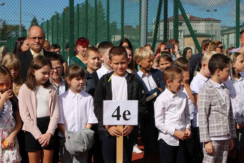 Rozpoczęcie roku szkolnego w SP 5 [01.09.2022] - zdjęcie #104 - eOstroleka.pl