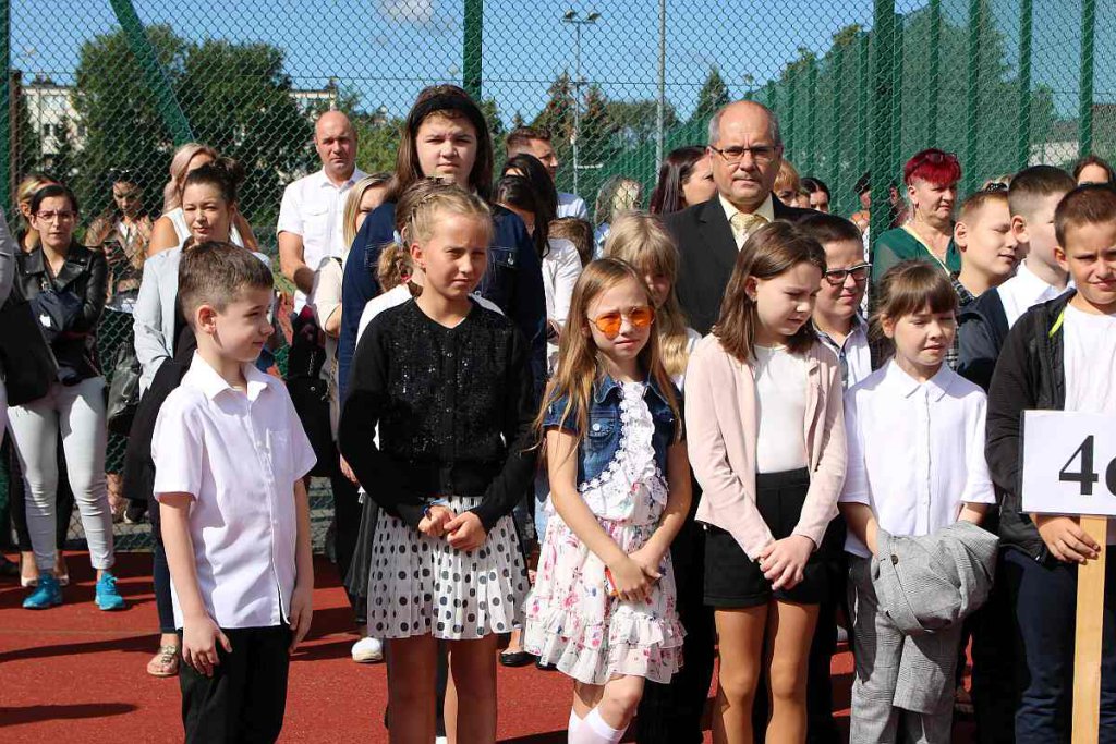 Rozpoczęcie roku szkolnego w SP 5 [01.09.2022] - zdjęcie #103 - eOstroleka.pl