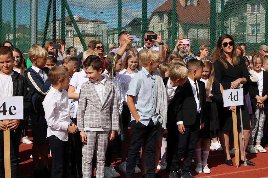 Rozpoczęcie roku szkolnego w SP 5 [01.09.2022] - zdjęcie #102 - eOstroleka.pl