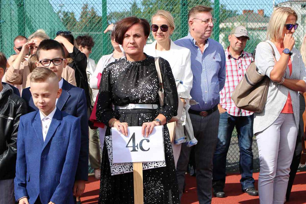 Rozpoczęcie roku szkolnego w SP 5 [01.09.2022] - zdjęcie #99 - eOstroleka.pl