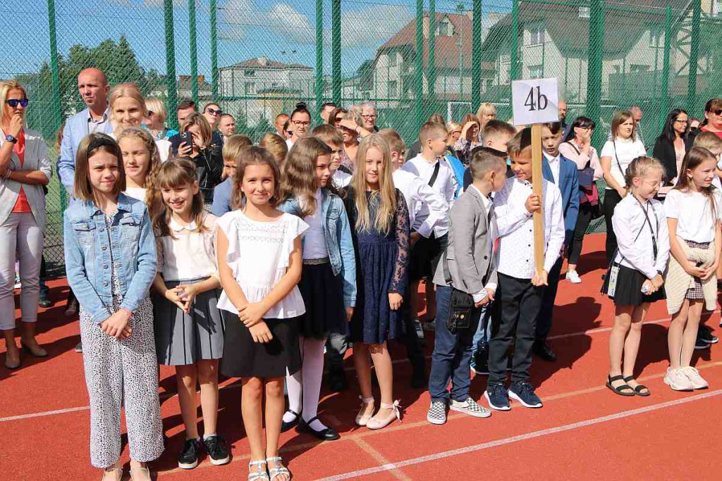 Rozpoczęcie roku szkolnego w SP 5 [01.09.2022] - zdjęcie #98 - eOstroleka.pl