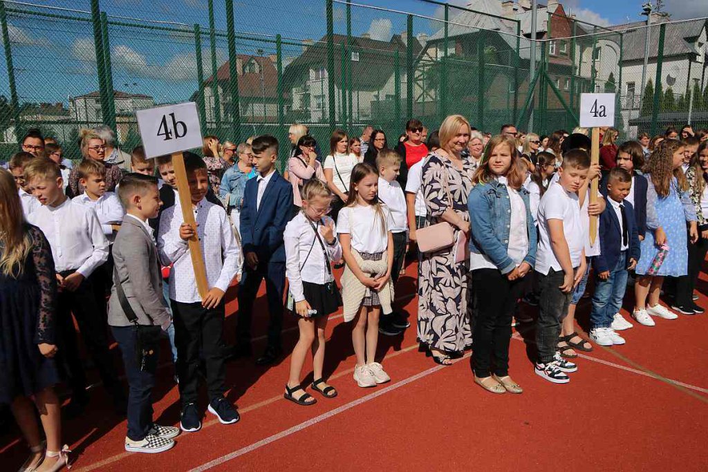 Rozpoczęcie roku szkolnego w SP 5 [01.09.2022] - zdjęcie #96 - eOstroleka.pl