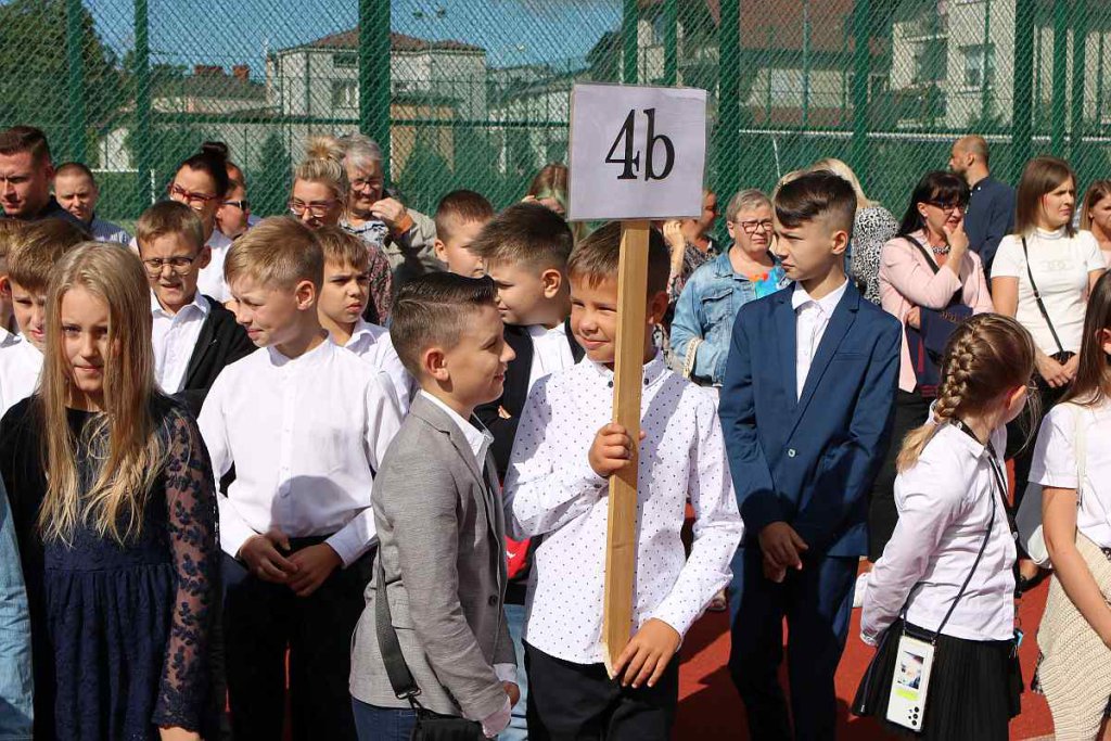 Rozpoczęcie roku szkolnego w SP 5 [01.09.2022] - zdjęcie #95 - eOstroleka.pl