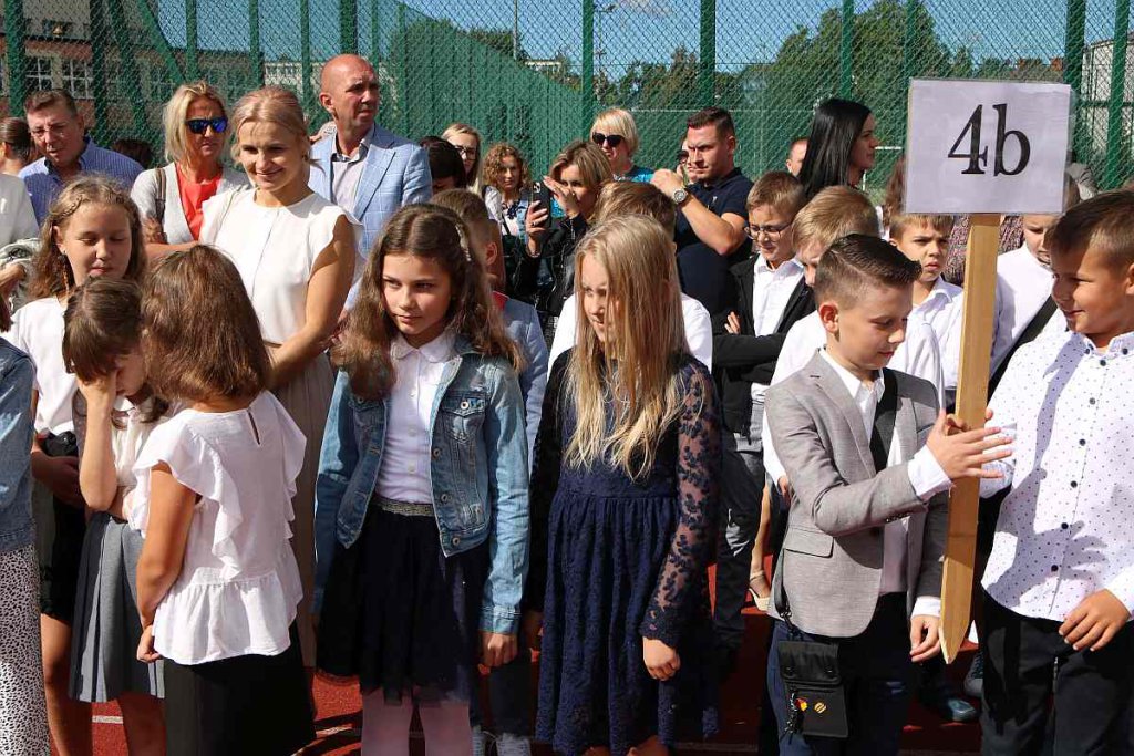 Rozpoczęcie roku szkolnego w SP 5 [01.09.2022] - zdjęcie #94 - eOstroleka.pl