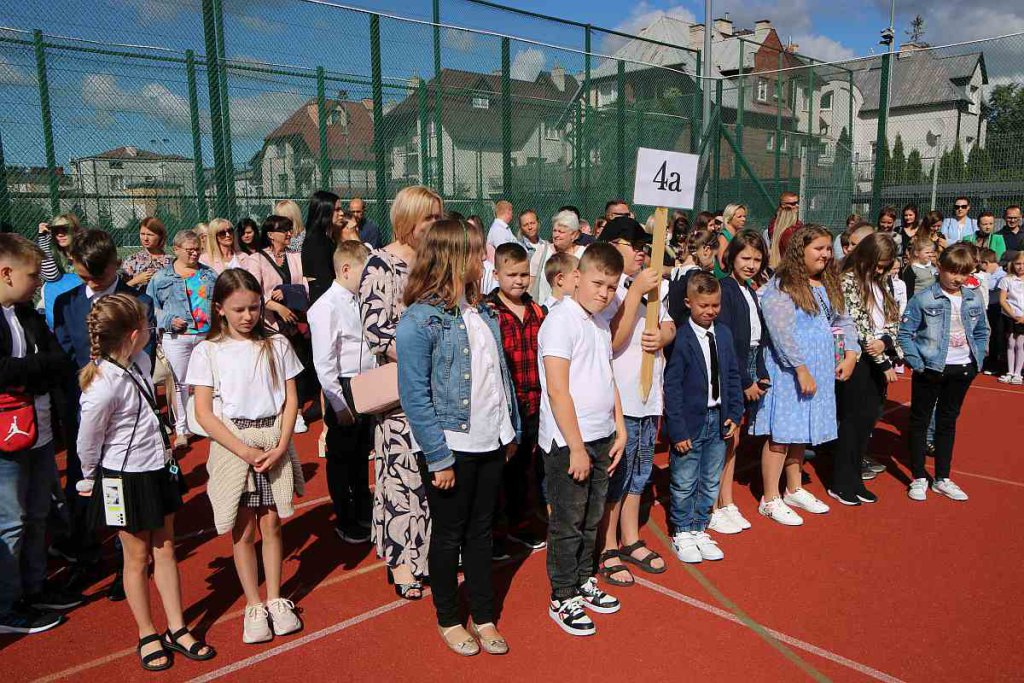 Rozpoczęcie roku szkolnego w SP 5 [01.09.2022] - zdjęcie #93 - eOstroleka.pl