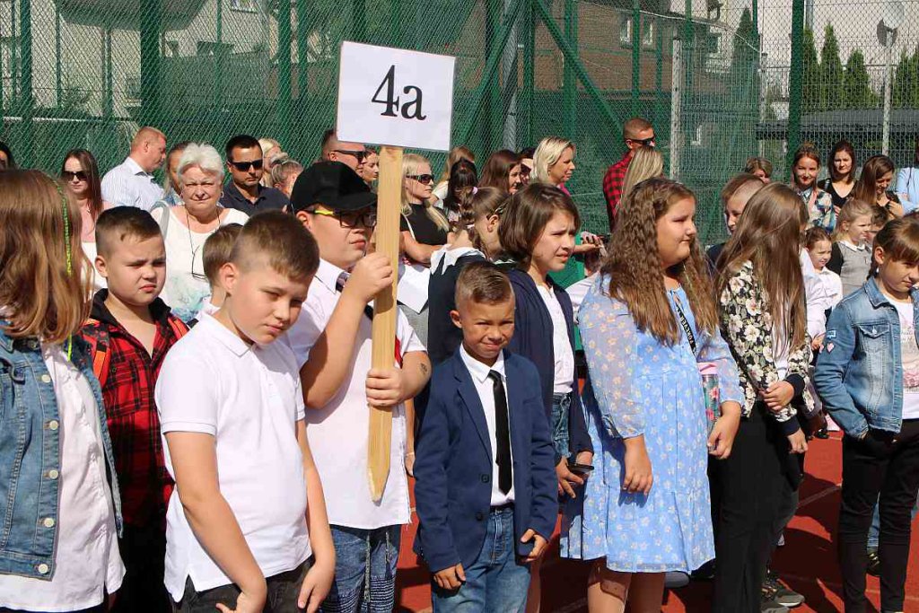 Rozpoczęcie roku szkolnego w SP 5 [01.09.2022] - zdjęcie #92 - eOstroleka.pl