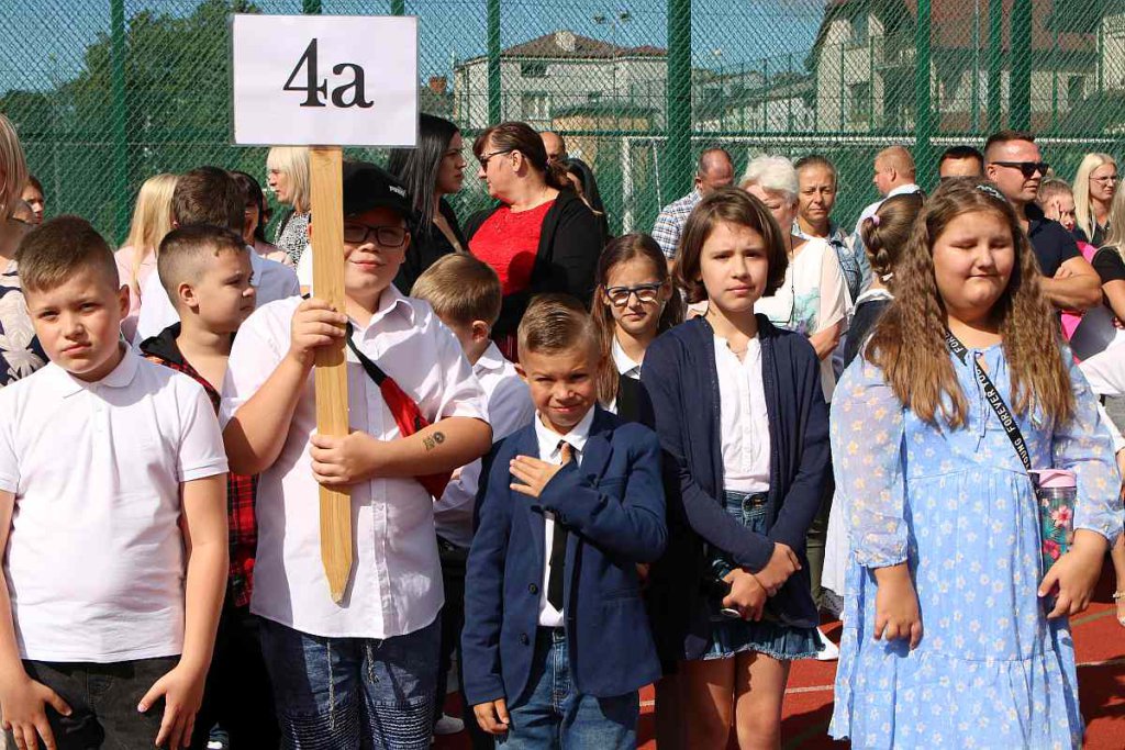 Rozpoczęcie roku szkolnego w SP 5 [01.09.2022] - zdjęcie #90 - eOstroleka.pl