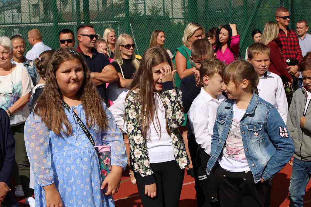 Rozpoczęcie roku szkolnego w SP 5 [01.09.2022] - zdjęcie #89 - eOstroleka.pl