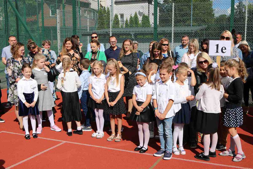 Rozpoczęcie roku szkolnego w SP 5 [01.09.2022] - zdjęcie #88 - eOstroleka.pl