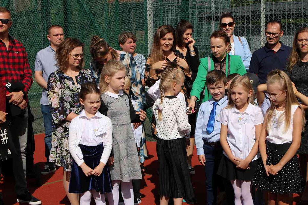 Rozpoczęcie roku szkolnego w SP 5 [01.09.2022] - zdjęcie #87 - eOstroleka.pl