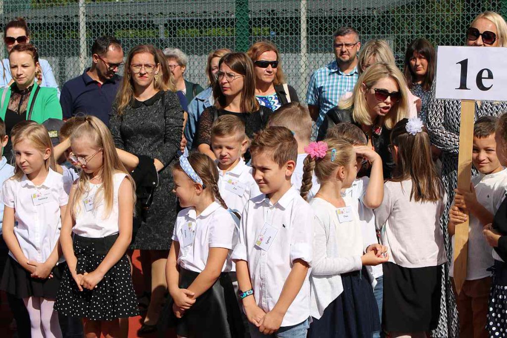 Rozpoczęcie roku szkolnego w SP 5 [01.09.2022] - zdjęcie #86 - eOstroleka.pl