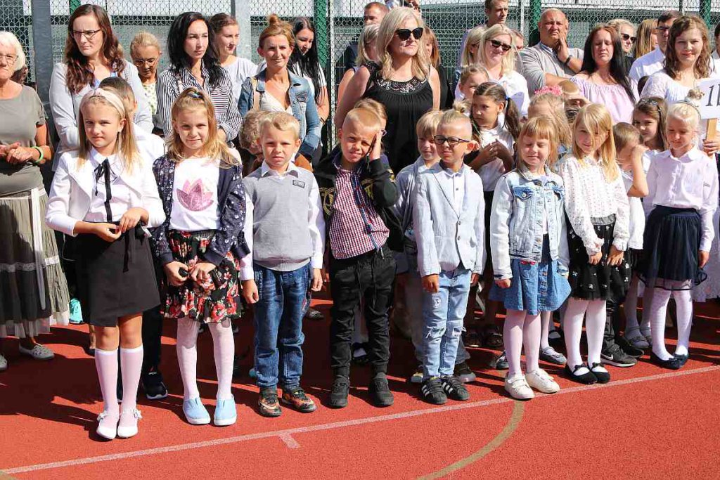 Rozpoczęcie roku szkolnego w SP 5 [01.09.2022] - zdjęcie #85 - eOstroleka.pl