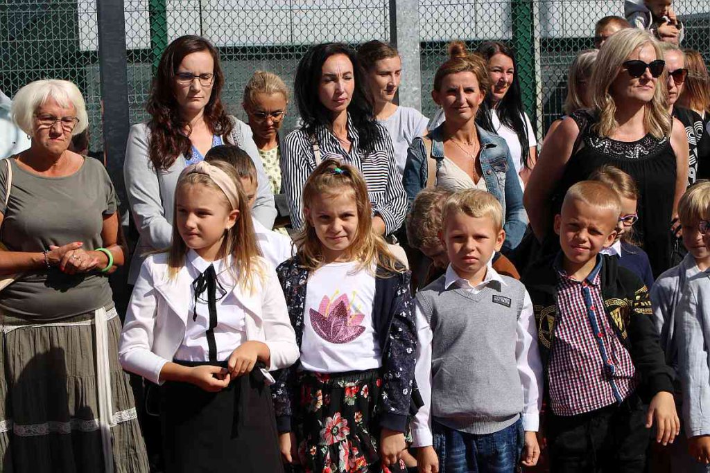 Rozpoczęcie roku szkolnego w SP 5 [01.09.2022] - zdjęcie #84 - eOstroleka.pl