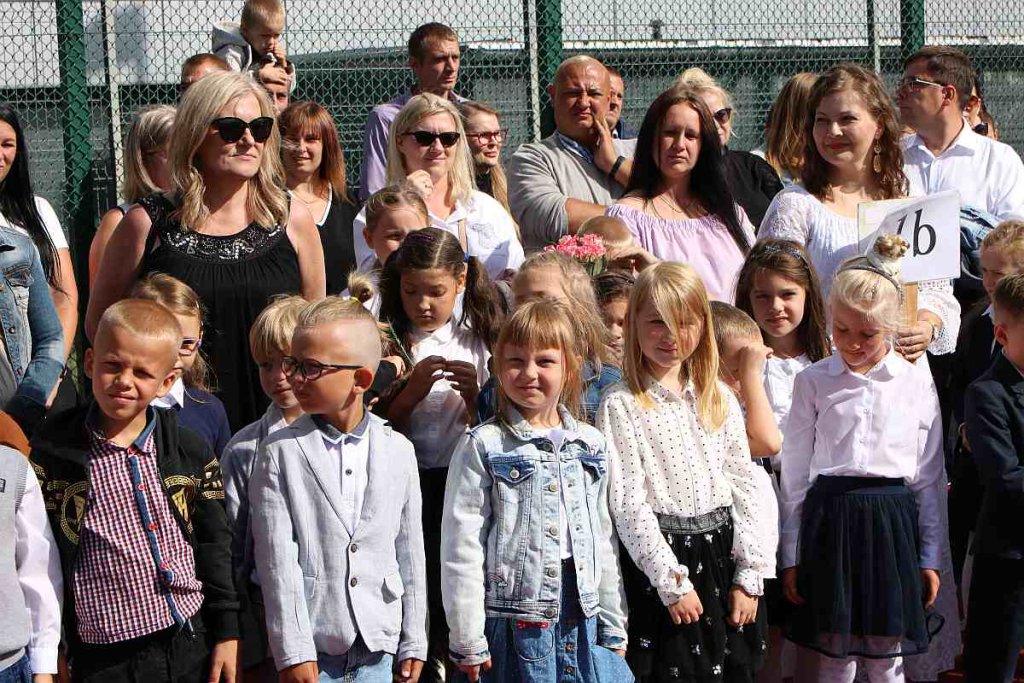 Rozpoczęcie roku szkolnego w SP 5 [01.09.2022] - zdjęcie #83 - eOstroleka.pl