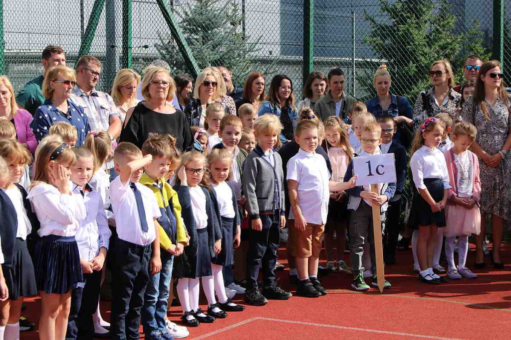 Rozpoczęcie roku szkolnego w SP 5 [01.09.2022] - zdjęcie #81 - eOstroleka.pl