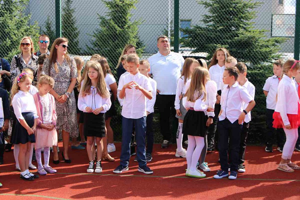 Rozpoczęcie roku szkolnego w SP 5 [01.09.2022] - zdjęcie #79 - eOstroleka.pl