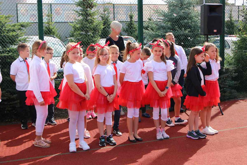 Rozpoczęcie roku szkolnego w SP 5 [01.09.2022] - zdjęcie #78 - eOstroleka.pl