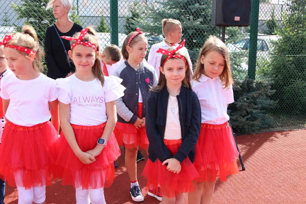 Rozpoczęcie roku szkolnego w SP 5 [01.09.2022] - zdjęcie #76 - eOstroleka.pl