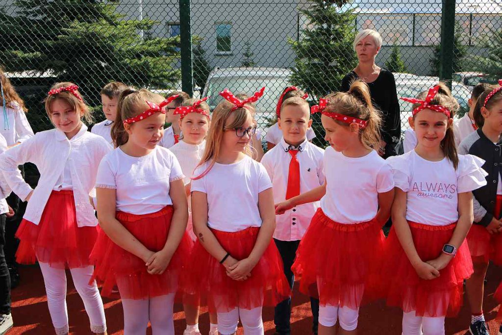 Rozpoczęcie roku szkolnego w SP 5 [01.09.2022] - zdjęcie #75 - eOstroleka.pl