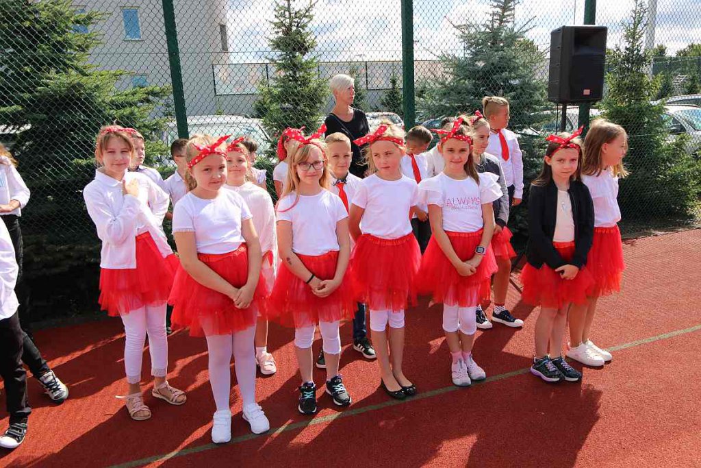 Rozpoczęcie roku szkolnego w SP 5 [01.09.2022] - zdjęcie #73 - eOstroleka.pl