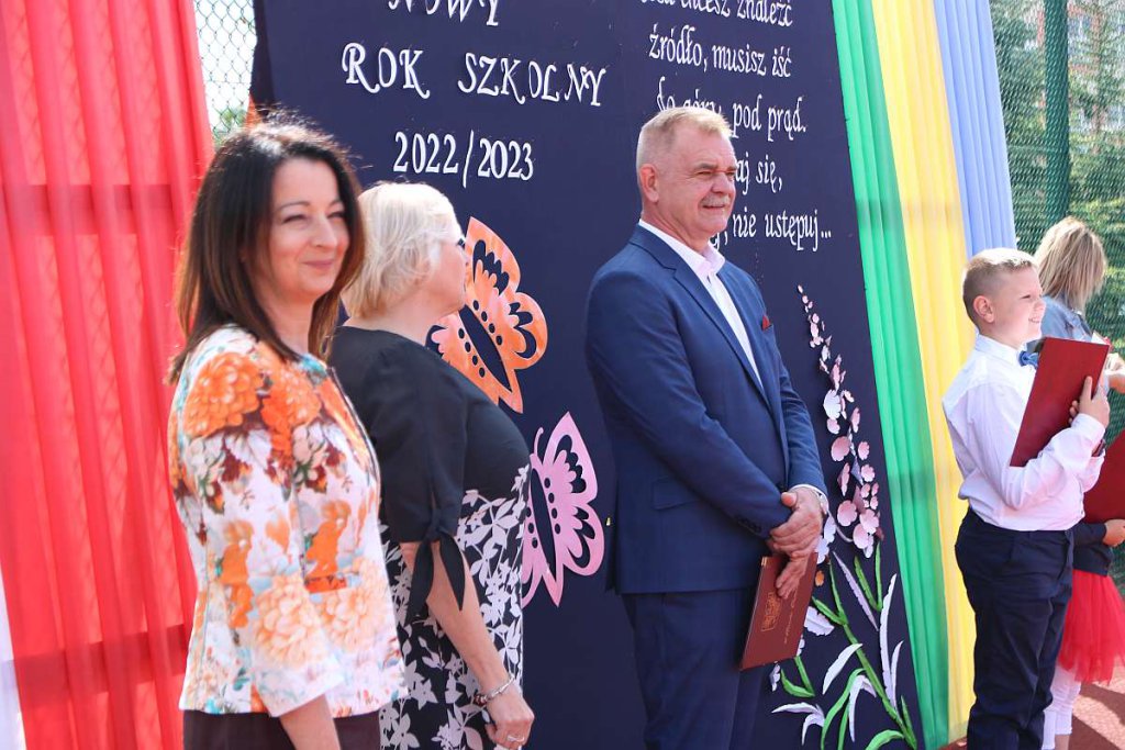 Rozpoczęcie roku szkolnego w SP 5 [01.09.2022] - zdjęcie #72 - eOstroleka.pl