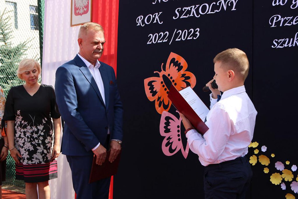 Rozpoczęcie roku szkolnego w SP 5 [01.09.2022] - zdjęcie #68 - eOstroleka.pl