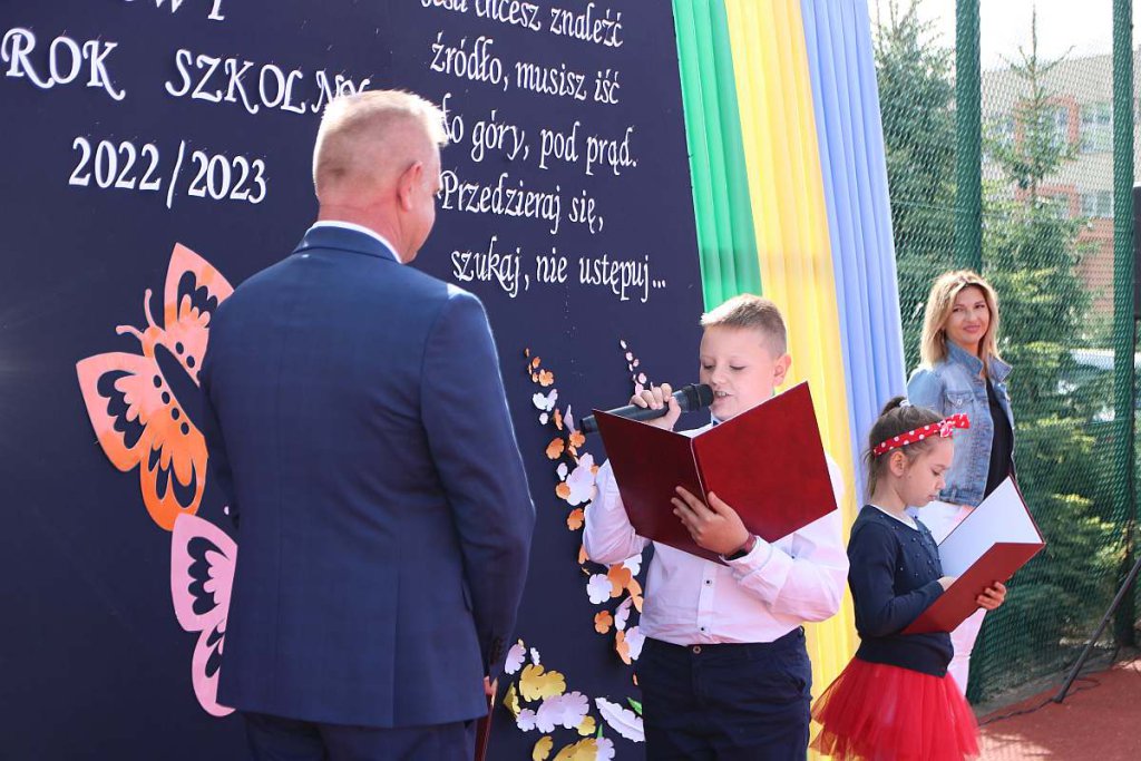 Rozpoczęcie roku szkolnego w SP 5 [01.09.2022] - zdjęcie #67 - eOstroleka.pl