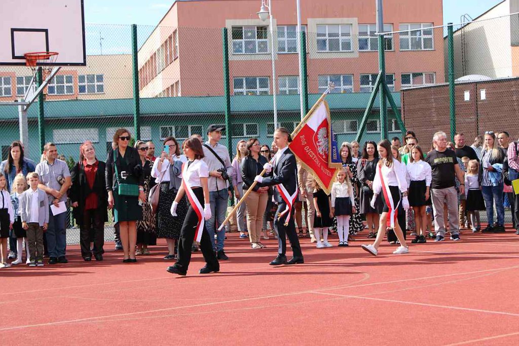 Rozpoczęcie roku szkolnego w SP 5 [01.09.2022] - zdjęcie #66 - eOstroleka.pl