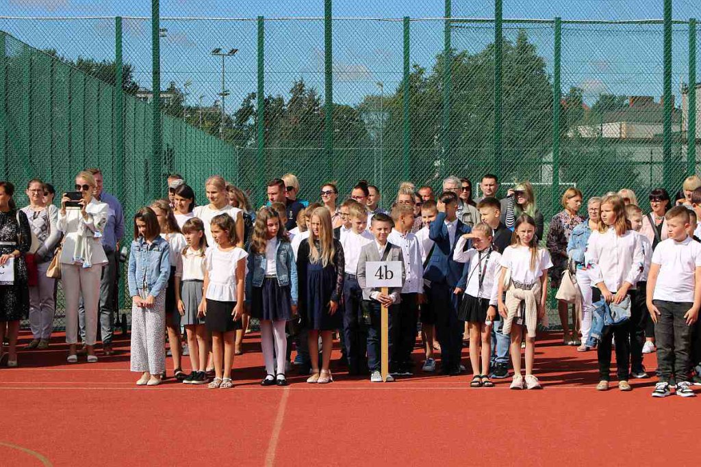 Rozpoczęcie roku szkolnego w SP 5 [01.09.2022] - zdjęcie #65 - eOstroleka.pl