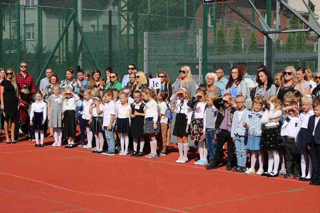 Rozpoczęcie roku szkolnego w SP 5 [01.09.2022] - zdjęcie #63 - eOstroleka.pl