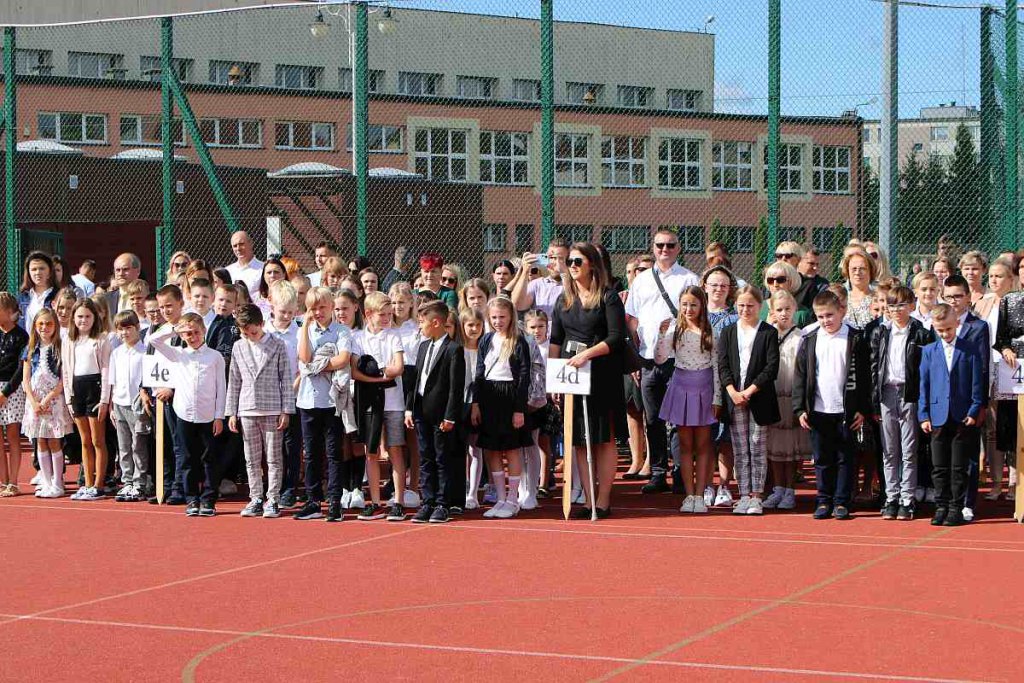 Rozpoczęcie roku szkolnego w SP 5 [01.09.2022] - zdjęcie #62 - eOstroleka.pl