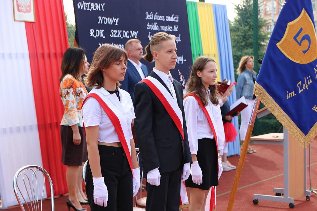 Rozpoczęcie roku szkolnego w SP 5 [01.09.2022] - zdjęcie #60 - eOstroleka.pl