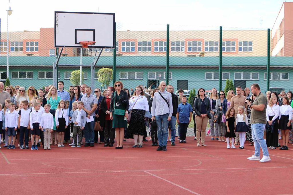 Rozpoczęcie roku szkolnego w SP 5 [01.09.2022] - zdjęcie #57 - eOstroleka.pl